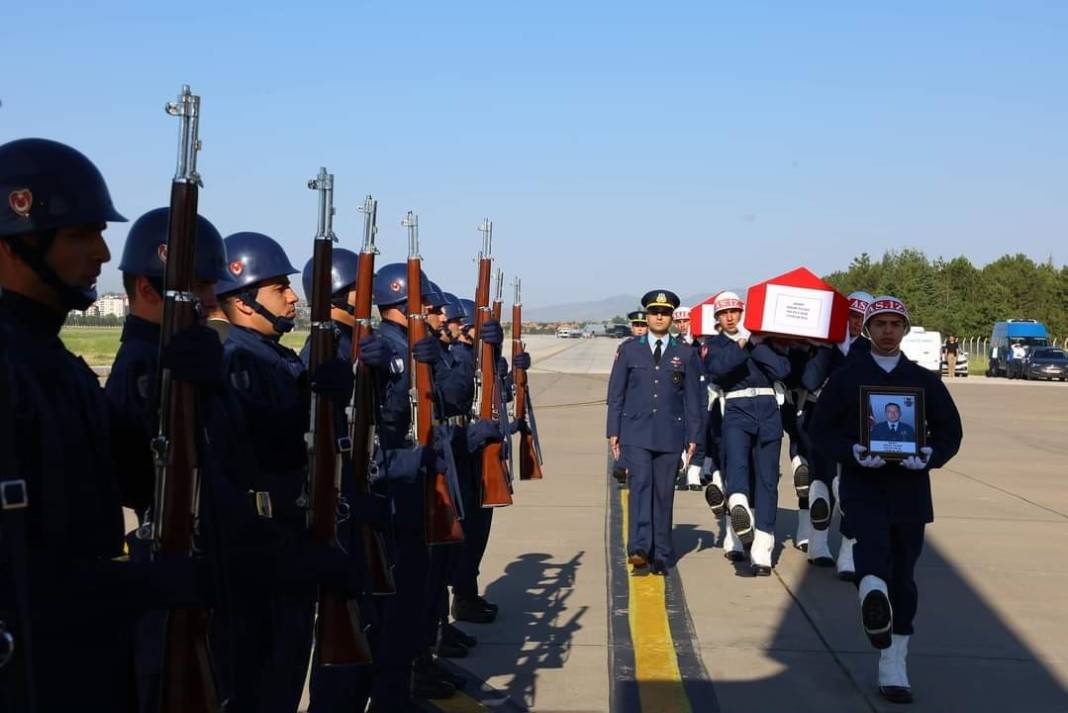 Uçak kazasında şehit olan 2 albay için komutanlıkta tören 16